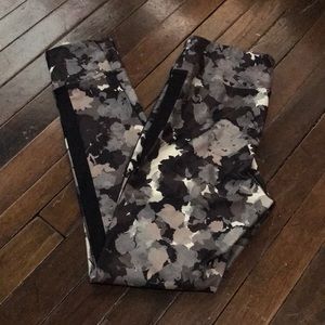joylab grey floral camo print med stretch leggings